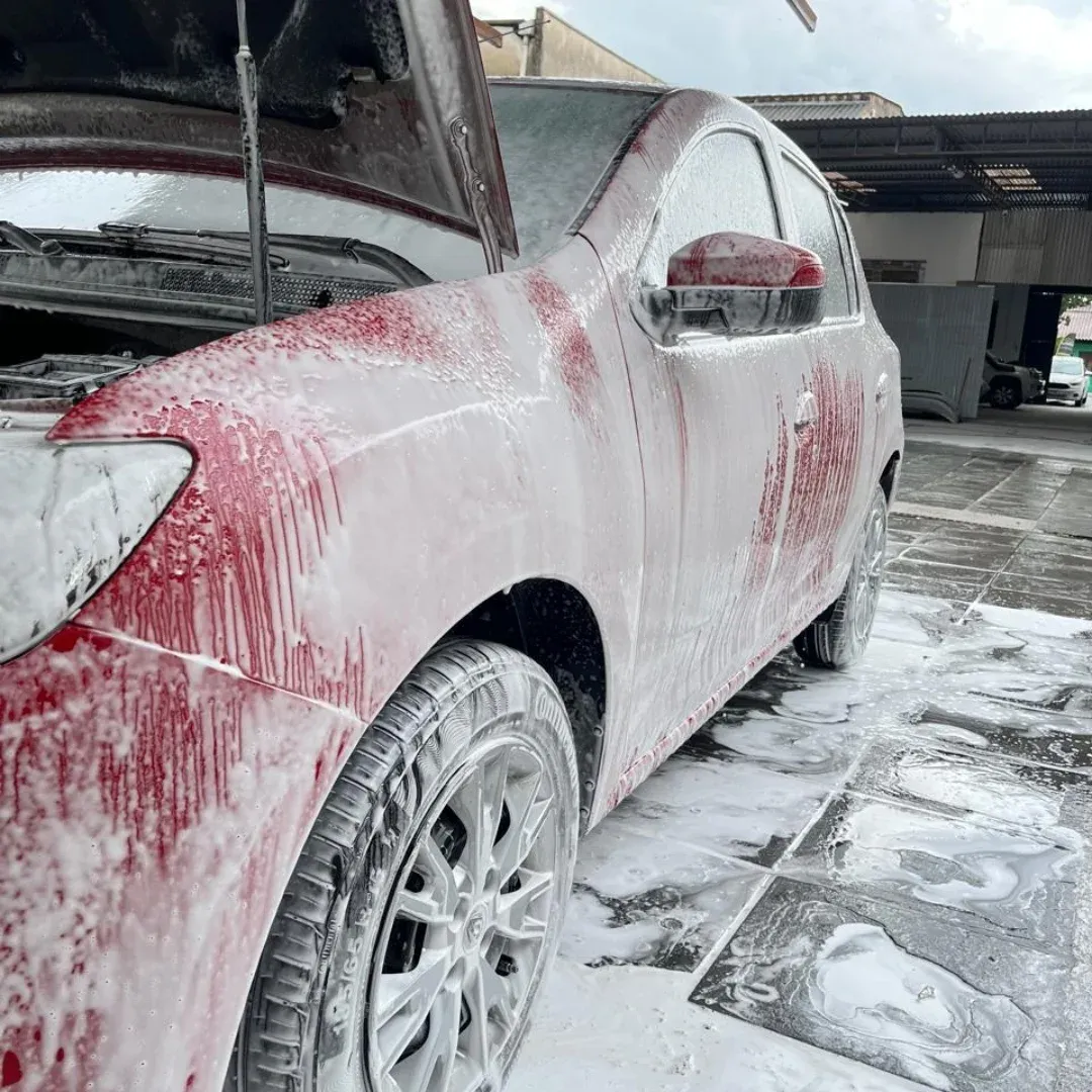 Lavagem com espuma ativa em veículo na SUPREMO