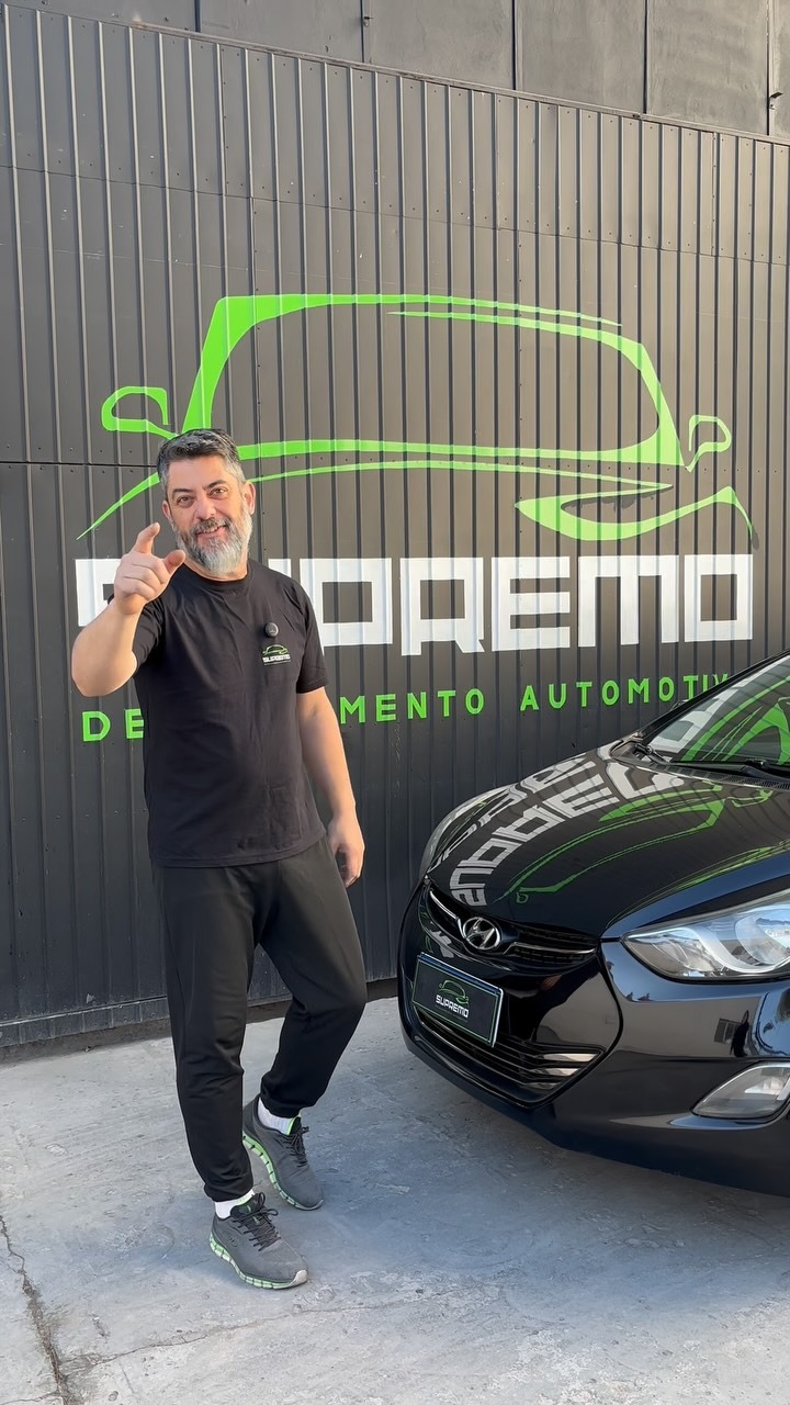 Equipe da SUPREMO em frente à fachada da oficina em Porto Alegre
