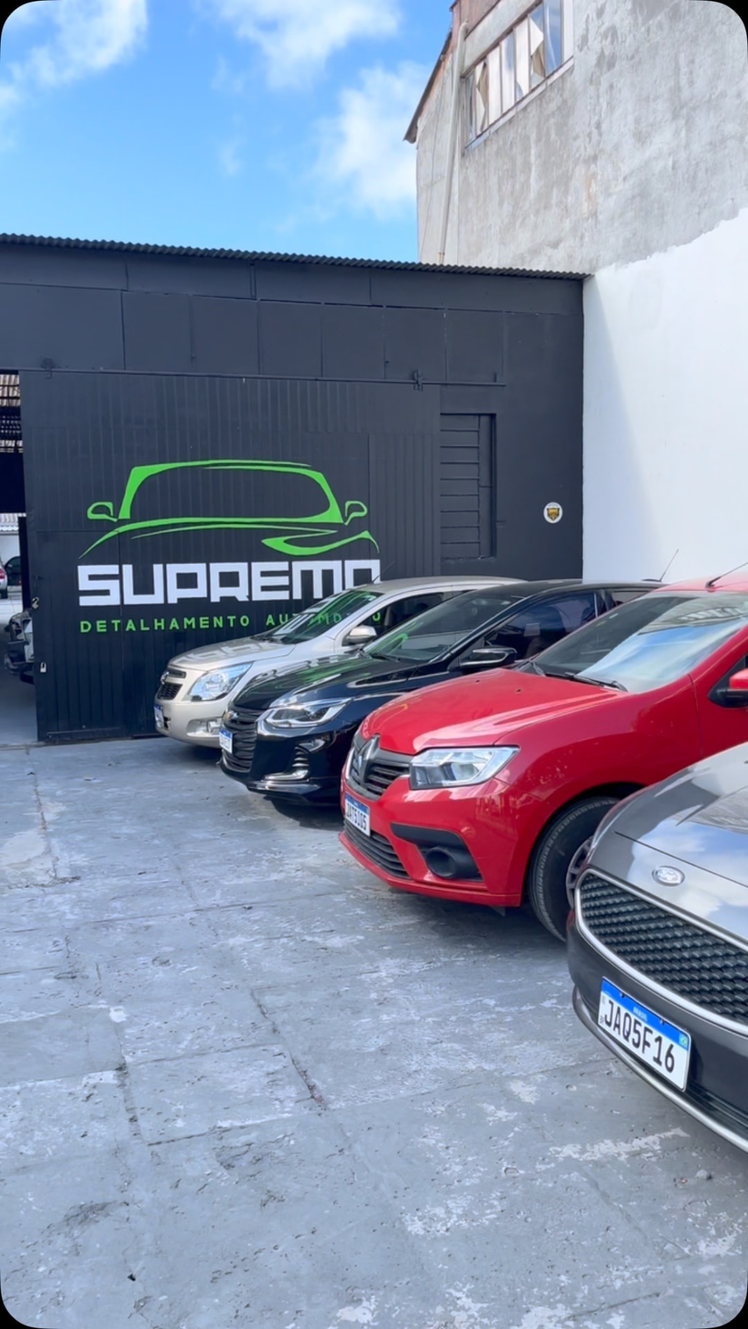 Fachada da SUPREMO Detalhamento Automotivo com veículos de clientes